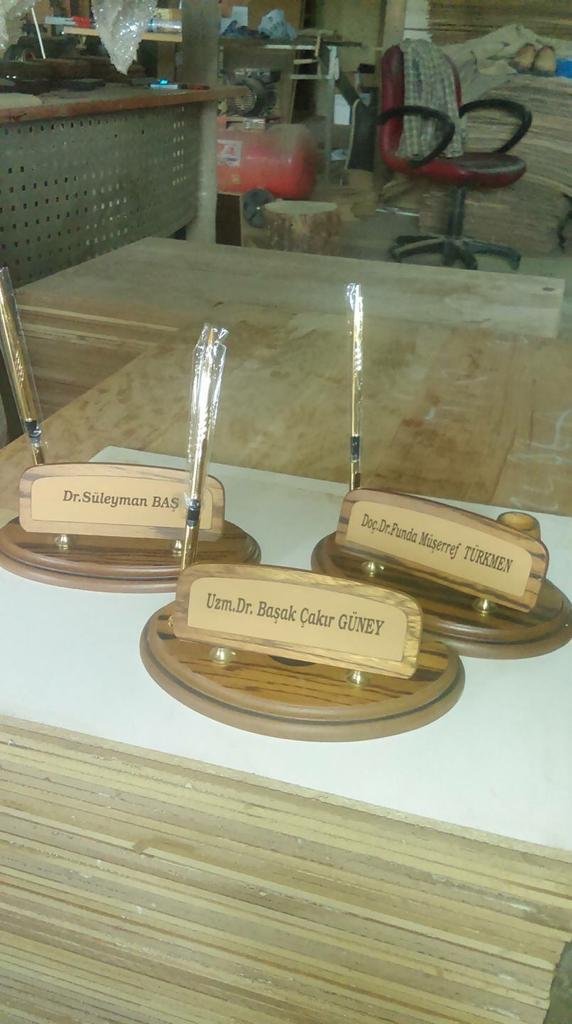 ahşap masa isimliği satın al