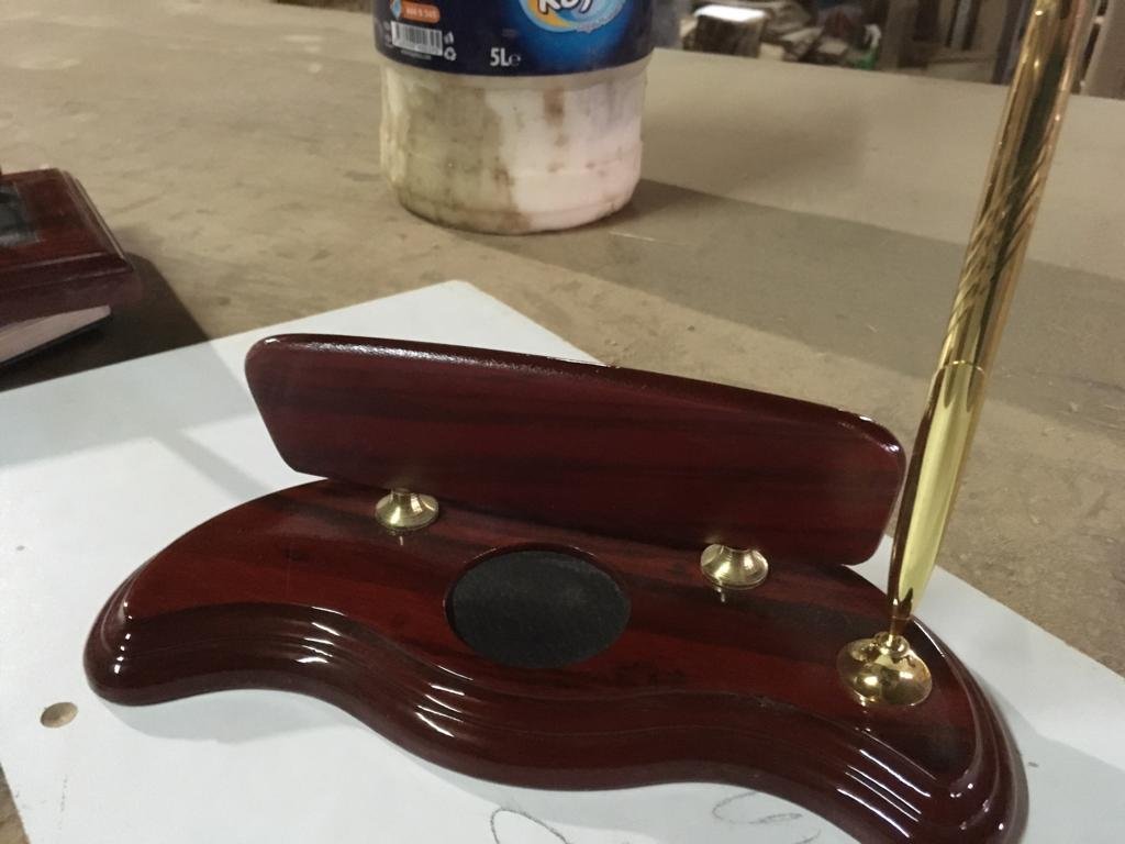 ahşap masa isimlikleri